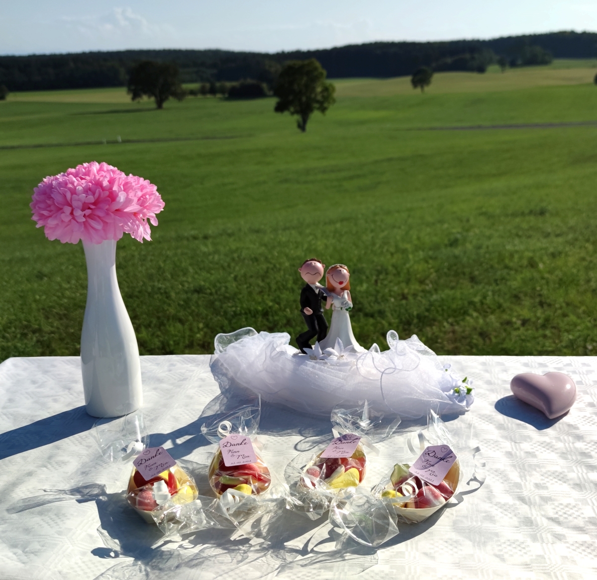 Ein süßes Gastgeschenk für ihre Hochzeit. Unsere Holzschiffchen mit süßer Füllung werden ihre Hochzeitsgäste begeistern. Ein süßes Gastgeschenk für ihre Hochzeit. Unsere Holzschiffchen mit süßer Füllung werden ihre Hochzeitsgäste begeistern.